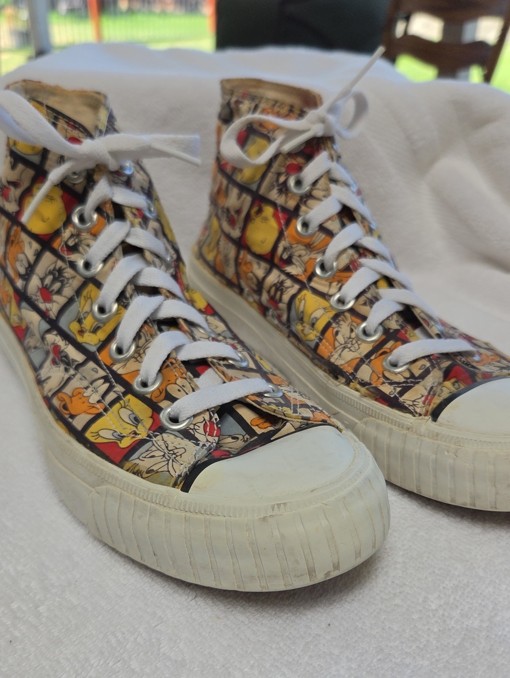 Vintage 1993 Looney Tunes  Cartoon-Print High-Top Sneakers Womens Sz 8.5.